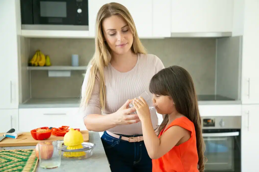 Criança bebendo água - Alimentação saudável infantil