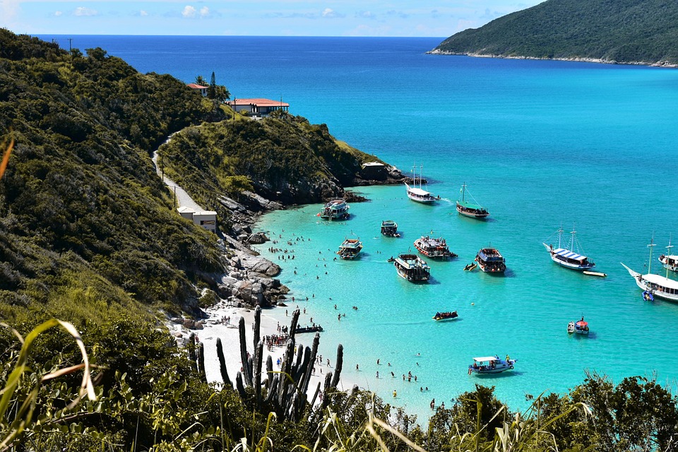 Praia repleta de barco e água cristalina - Belezas naturais do Brasil 