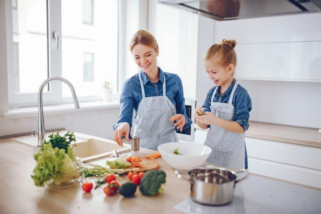 Esteja sempre presente supervisionando criança na cozinha - Objetivo da culinária na educação infantil